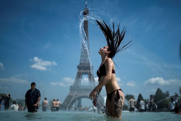 Девушка во время купания в фонтане в Париже  - Sputnik Moldova-România