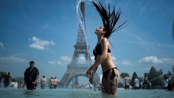 Девушка во время купания в фонтане в Париже. - Sputnik Молдова
