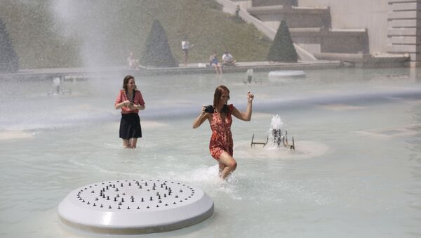 Девушки освежаются в фонтане в Париже, Франиция - Sputnik Moldova-România