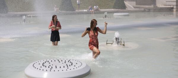 Девушки освежаются в фонтане в Париже, Франиция - Sputnik Молдова