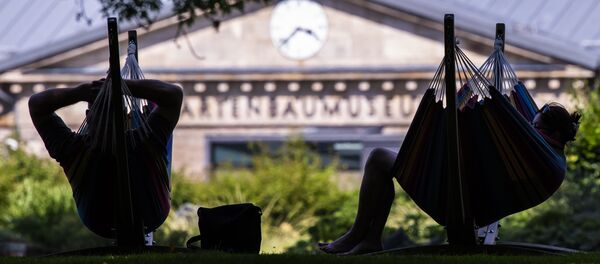 Люди отдыхают в гамаках. - Sputnik Молдова