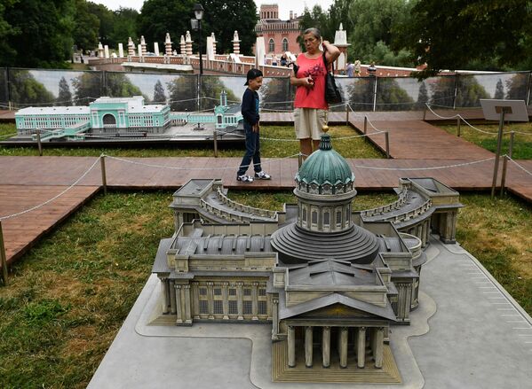 Посетители на выставке Россия в миниатюре в парке Царицыно - Sputnik Moldova-România