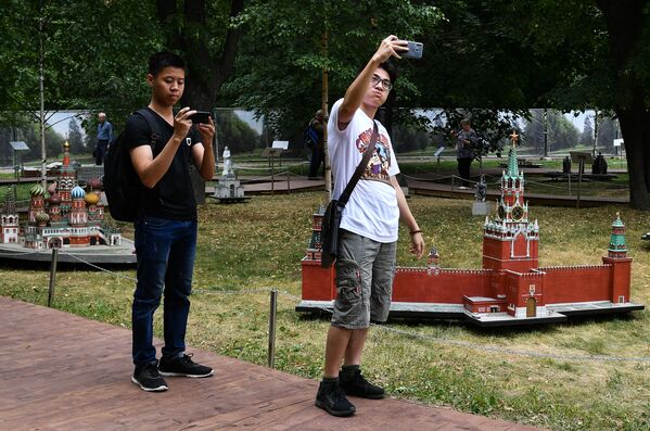 Посетители на выставке Россия в миниатюре в парке Царицыно - Sputnik Moldova-România