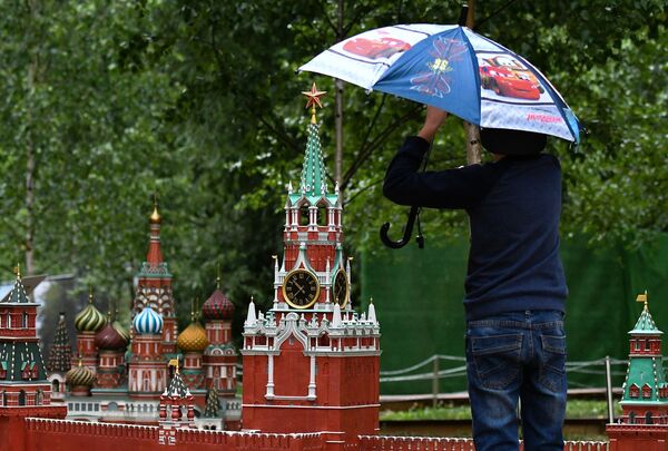 Посетитель на выставке Россия в миниатюре в парке Царицыно - Sputnik Moldova-România