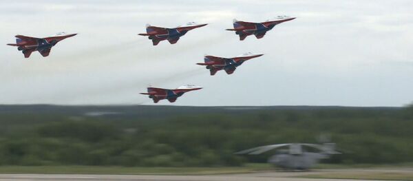 Витязи, Стрижи и Беркуты поразили фигурами высшего пилотажа на авиашоу АРМИИ-2019 - Sputnik Moldova-România