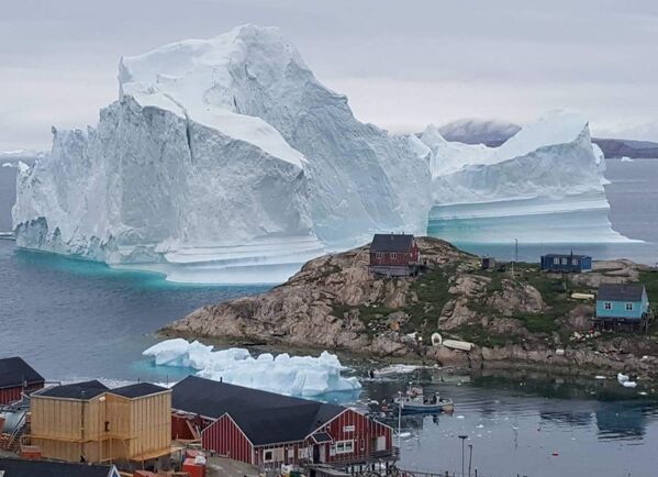 Айсберг возле деревни Иннарсюит в Гренландии - Sputnik Moldova-România