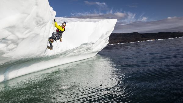 Канадский естествоиспытатель Уилл Гэдд во время погружений с целью исследования ледяной шапки Гренландии  - Sputnik Moldova