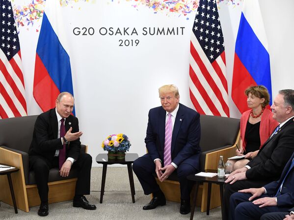 Președintele Federației Ruse, Vladimir Putin, și președintele SUA, Donald Trump, la întâlnirea în marja summit-ului G20 de la Osaka - Sputnik Moldova-România