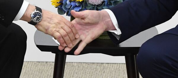 Рукопожатие президента РФ Владимира Путина и президента США Дональда Трампа (справа) во время встречи на полях саммита Группы двадцати в Осаке - Sputnik Молдова