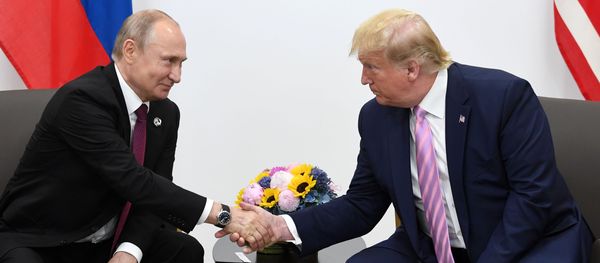 Президент РФ Владимир Путин и президент США Дональд Трамп во время встречи на полях саммита Группы двадцати в Осаке - Sputnik Молдова