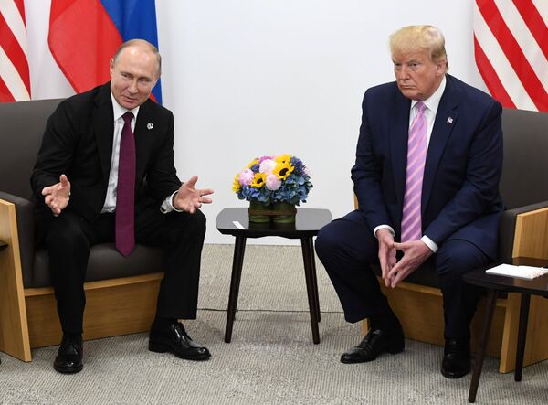 Президент РФ Владимир Путин и президент США Дональд Трамп во время встречи на полях саммита Группы двадцати в Осаке - Sputnik Молдова