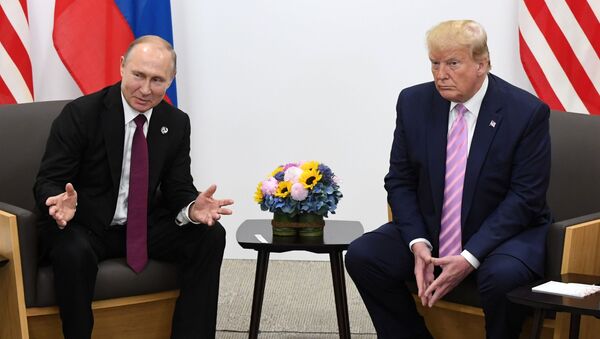 Президент РФ Владимир Путин и президент США Дональд Трамп во время встречи на полях саммита Группы двадцати в Осаке - Sputnik Молдова