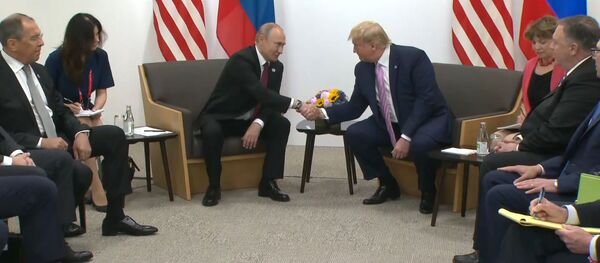 Американский юмор: Не вмешивайтесь в выборы - пошутил Трамп на встрече с Путиным - Sputnik Moldova-România