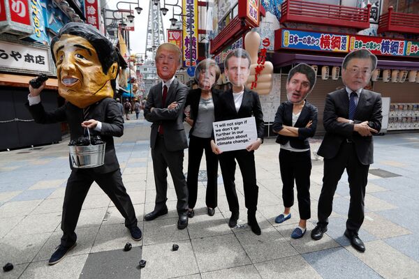Протестующие в масках мировых лидеров во время саммита G20 в Осаке, Япония - Sputnik Moldova-România