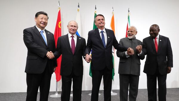 Președintele Rusiei, Vladimir Putin, la ceremonie de fotografiere a liderilor BRICS la centrul internațional expozițional INTEX Osaka. - Sputnik Moldova