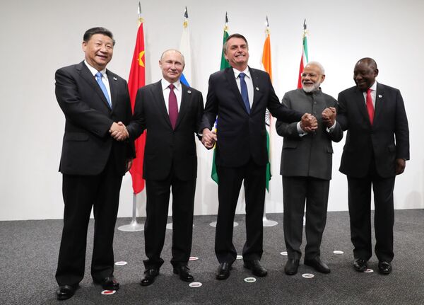 Președintele Rusiei, Vladimir Putin, la ceremonie de fotografiere a liderilor BRICS la centrul internațional expozițional INTEX Osaka. - Sputnik Moldova
