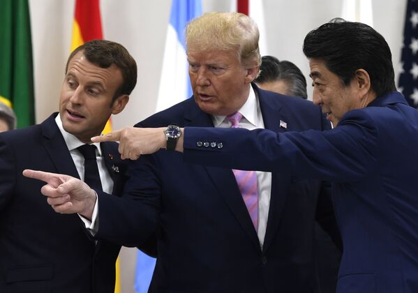 Președintele Franței, Emmanuel Macron, președintele Donald Trump, și prim-ministrul Japoniei, Shinzō Abe, în ajunul sesiunii de lumii a summitului G20 la Osaka, Japonia. - Sputnik Moldova