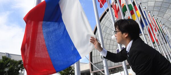 Вывешивание флага России у международного выставочного центра INTEX Osaka перед открытием саммита Группы двадцати в японской Осаке - Sputnik Молдова