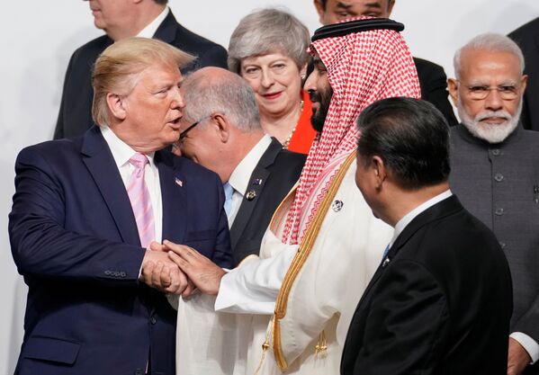 Prințul moștenitor al Arabiei Saudite, Mohammad bin Salman Al Saud, strânge mâna cu președintele SUA, Donald Trump, în timpul sesiunii foto la summitul liderilor G20 la Osaka, Japonia. - Sputnik Moldova