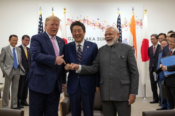 Președintele SUA, Donald Trump, cu premierul Japoniei, Shinzo Abe, și premierul Indiei, Narendro Modi, în timpul întrevederilor trilaterale în prima zi a summitului G20 la Osaka. - Sputnik Moldova