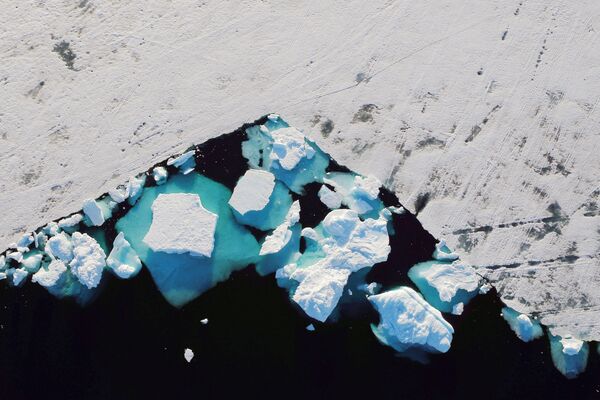Aisberg într-un fiord nu departe de orașul Tasiilaq, Groenlanda - Sputnik Moldova