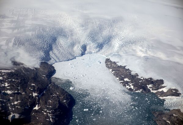 Topirea unui ghețar în Groenlanda - Sputnik Moldova