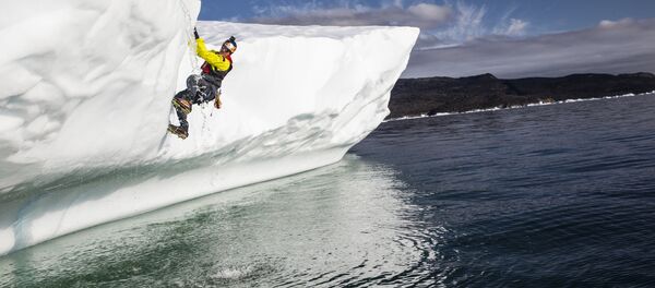 Канадский естествоиспытатель Уилл Гэдд во время погружений с целью исследования ледяной шапки Гренландии  - Sputnik Moldova-România