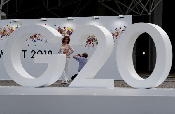 O femeie pozează la logo-ul summit-ului 20 de la Osaka, Japonia - Sputnik Moldova-România