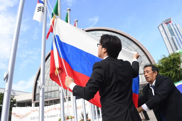 Arborarea drapelului Rusiei la centrul internaţional expoziţional INTEX Osaka, înainte de deschiderea summit-ului G20 din Japonia - Sputnik Moldova-România