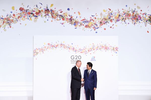 Preşedintele Turciei, Recep Tayyip Erdogan, şi premierul Japoniei, Shinzo Abe, la summit-ul G20 d ela Osaka, Japonia - Sputnik Moldova-România