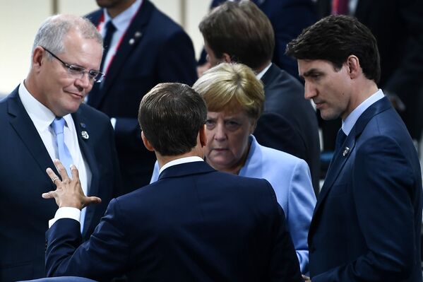 Preşedintele Franţei, Emmanuel Macron, discută cu premierul Australiei, Scott Morrison, cancelarul german Angela Merkel și premierul canadian Justin Trudeau la summitul G20 de la Osaka, Japonia - Sputnik Moldova-România