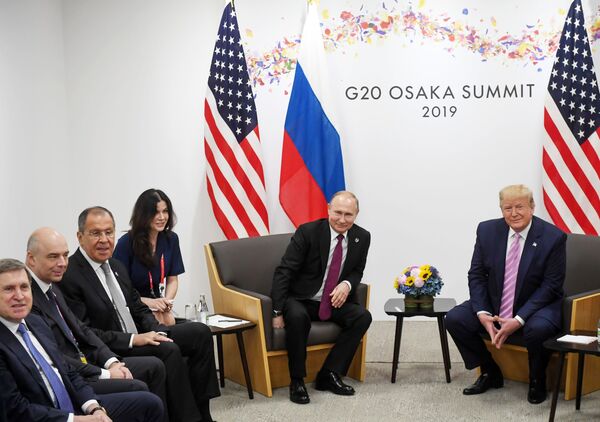 Preşedintele FR, Vladimir Putin, şi preşedintele SUA, Donald Trump, în timpul întâlnirii din marja summit-ului G20 de la Osaka - Sputnik Moldova-România