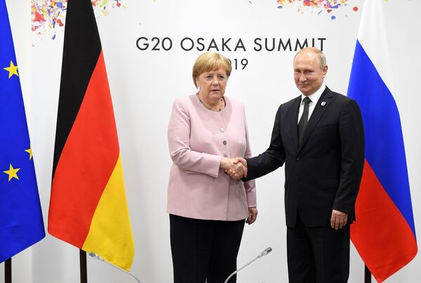 Președintele rus Vladimir Putin și cancelarul federal german Angela Merkel în cadrul unei întâlniri în marja summit-ului G20 de la Centrul Internațional de Expoziții INTEX din Osaka - Sputnik Moldova-România