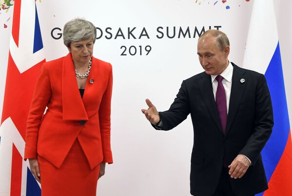 Președintele rus Vladimir Putin și premierul britanic Theresa May în cadrul unei întâlniri în marja summit-ului G20 de la Osaka - Sputnik Moldova-România