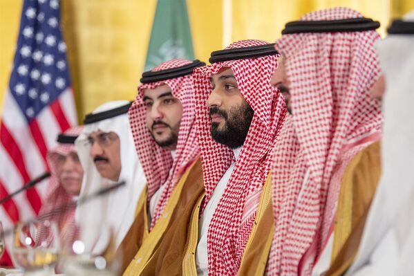 Printul moştenitor al Arabiei Saudite Mohammed bin Salman și fratele său, secretarul adjunct al apărării, prințul Khalid bin Salman, la summit-ul G20 de la Osaka, Japonia - Sputnik Moldova-România
