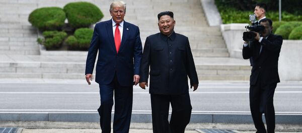 North Korea's leader Kim Jong Un walks with US President Donald Trump - Sputnik Moldova-România