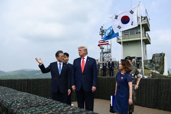 Trump a dat mâna cu Kim în DMZ între Coreea de Sud şi Coreea de Nord Trump a dat mâna cu Kim în DMZ între Coreea de Sud şi Coreea de Nord - Sputnik Moldova-România