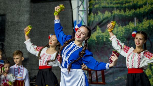 Fete în costume naționale - Sputnik Moldova