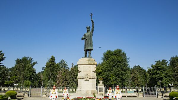 Depuneri de flori la Monumentul lui Ștefan cel Mare și Sfânt - Sputnik Moldova-România