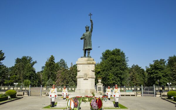 Церемония возложения цветов к памятнику Штефану чел Маре - Sputnik Молдова