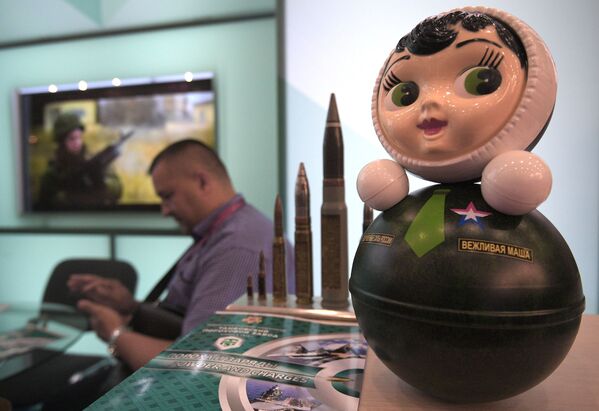 Кукла неваляшка на Международном военно-техническом форуме Армия-2019 - Sputnik Молдова