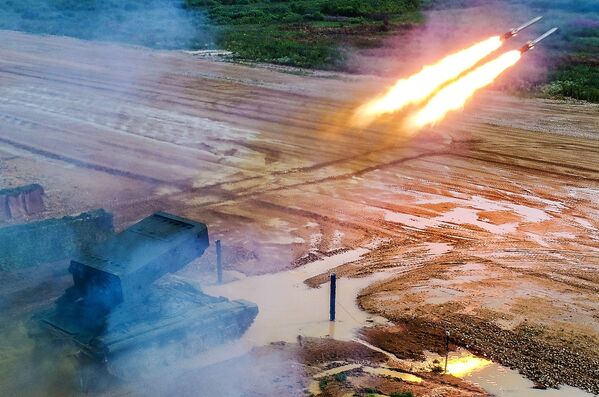 Стрельбы из тяжелой огнеметной системы ТОС-1А Солнцепек  на V Международном военно-техническом форуме Армия-2019  - Sputnik Молдова