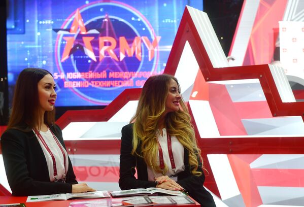 Девушки в конгрессно-выставочном центре Патриот во время закрытия Международного военно-технического форума Армия-2019 - Sputnik Молдова