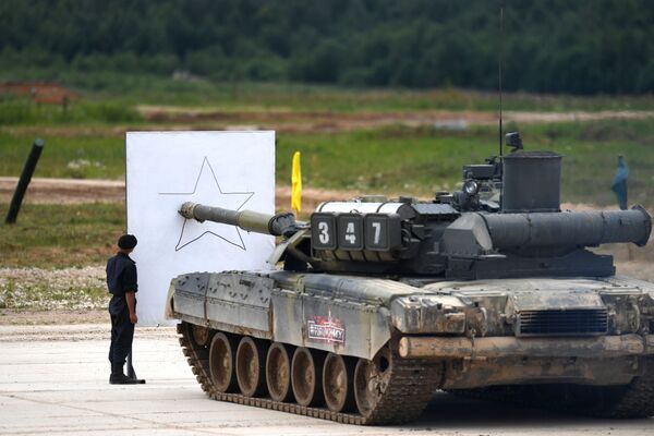 Демонстрация ходовых и огневых возможностей танка Т-80У на Международном военно-техническом форуме Армия-2019 на полигоне Алабино - Sputnik Молдова