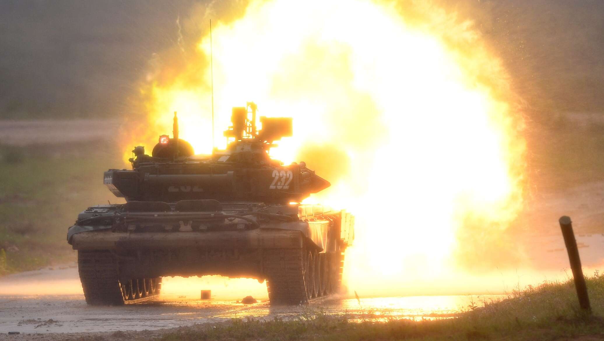 Дуэль абрамс и т. Огневая мощь пейзаж. Огневая мощь танка пейзаж. Дуэль с танком.