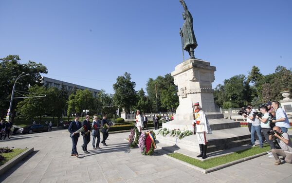 Depuneri de flori la Monumentul lui Ștefan cel Mare și Sfânt - Sputnik Moldova