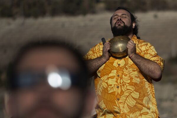 Мужчина молится во время солнечного затмения в Чили  - Sputnik Молдова