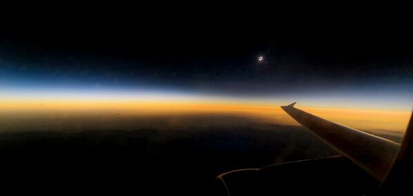 Солнечное затмение с борта самолета  - Sputnik Молдова