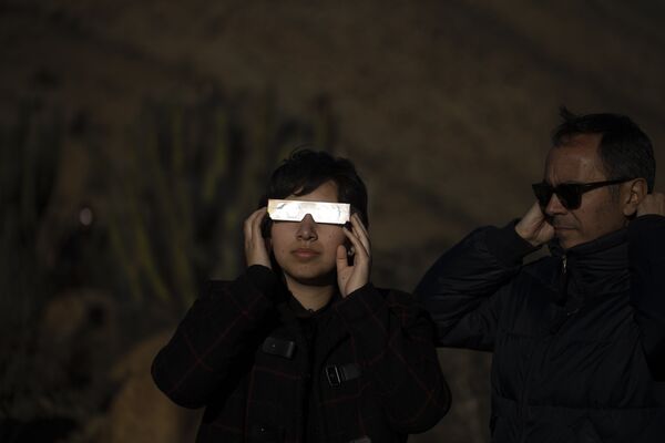 Люди наблюдают за солнечным затмением в Чили - Sputnik Молдова