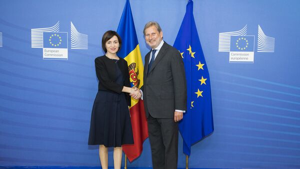 Молдавский премьер Майя Санду и еврокомиссар по вопросам расширения и политики добрососедства Йоханнес Хан - Sputnik Молдова